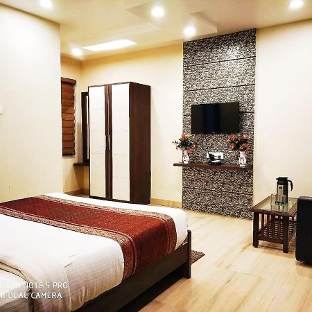 Hotel Aadesh Palace Varanasi Exterior photo