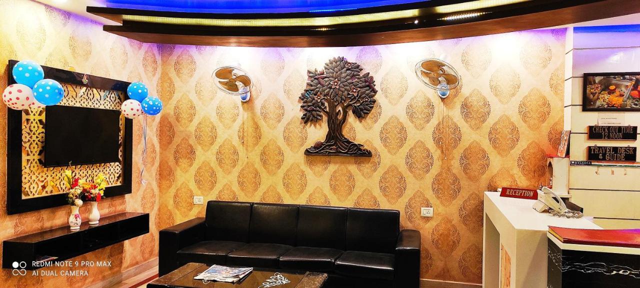 Hotel Aadesh Palace Varanasi Exterior photo