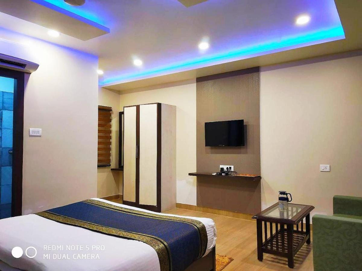 Hotel Aadesh Palace Varanasi Exterior photo