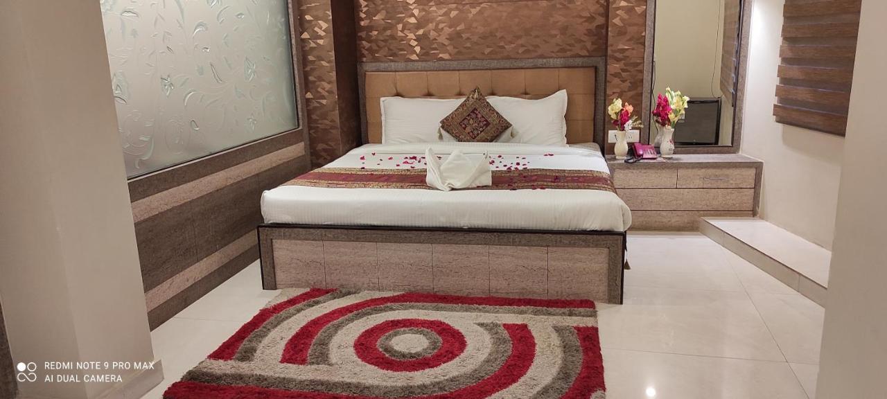 Hotel Aadesh Palace Varanasi Exterior photo