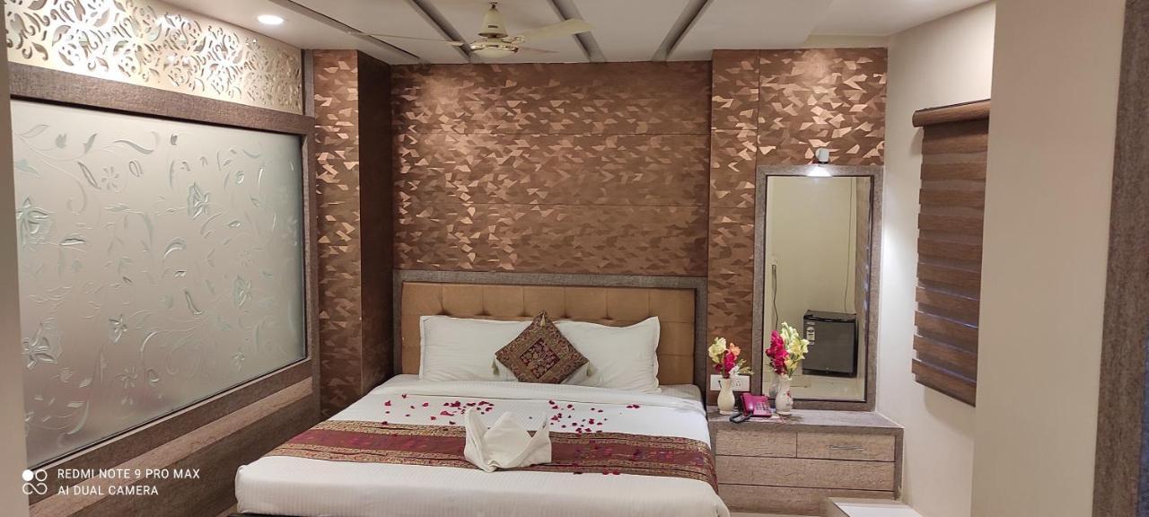 Hotel Aadesh Palace Varanasi Exterior photo