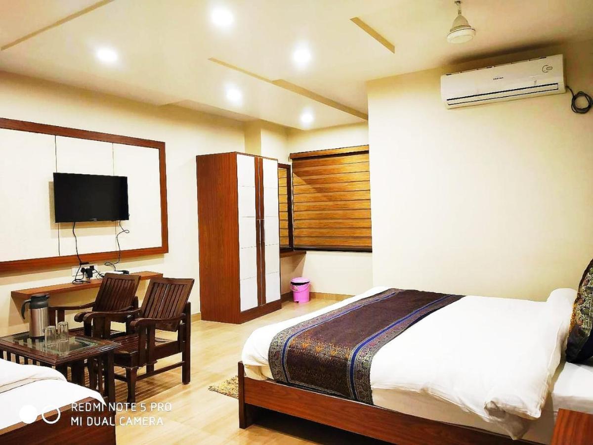 Hotel Aadesh Palace Varanasi Exterior photo