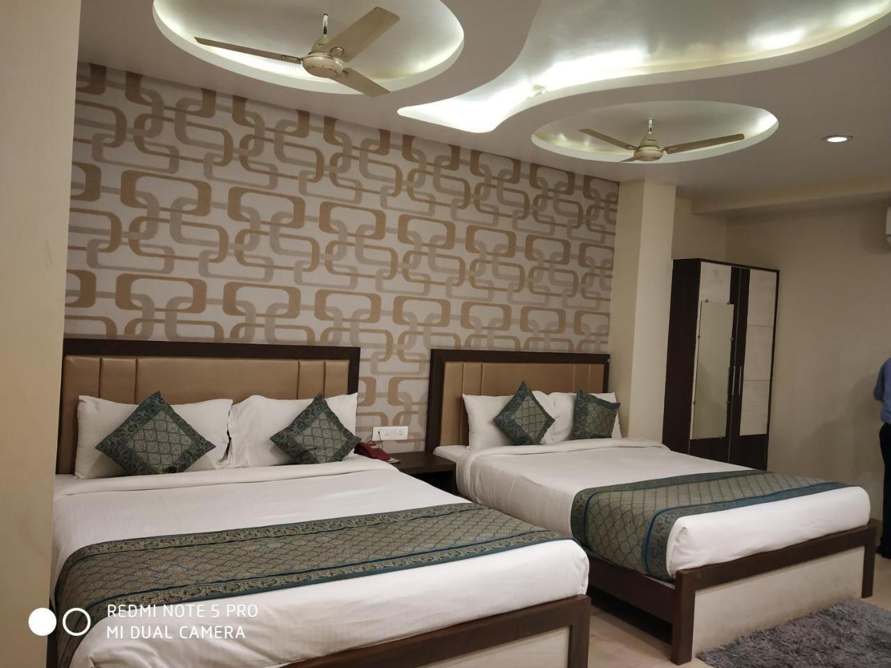 Hotel Aadesh Palace Varanasi Exterior photo