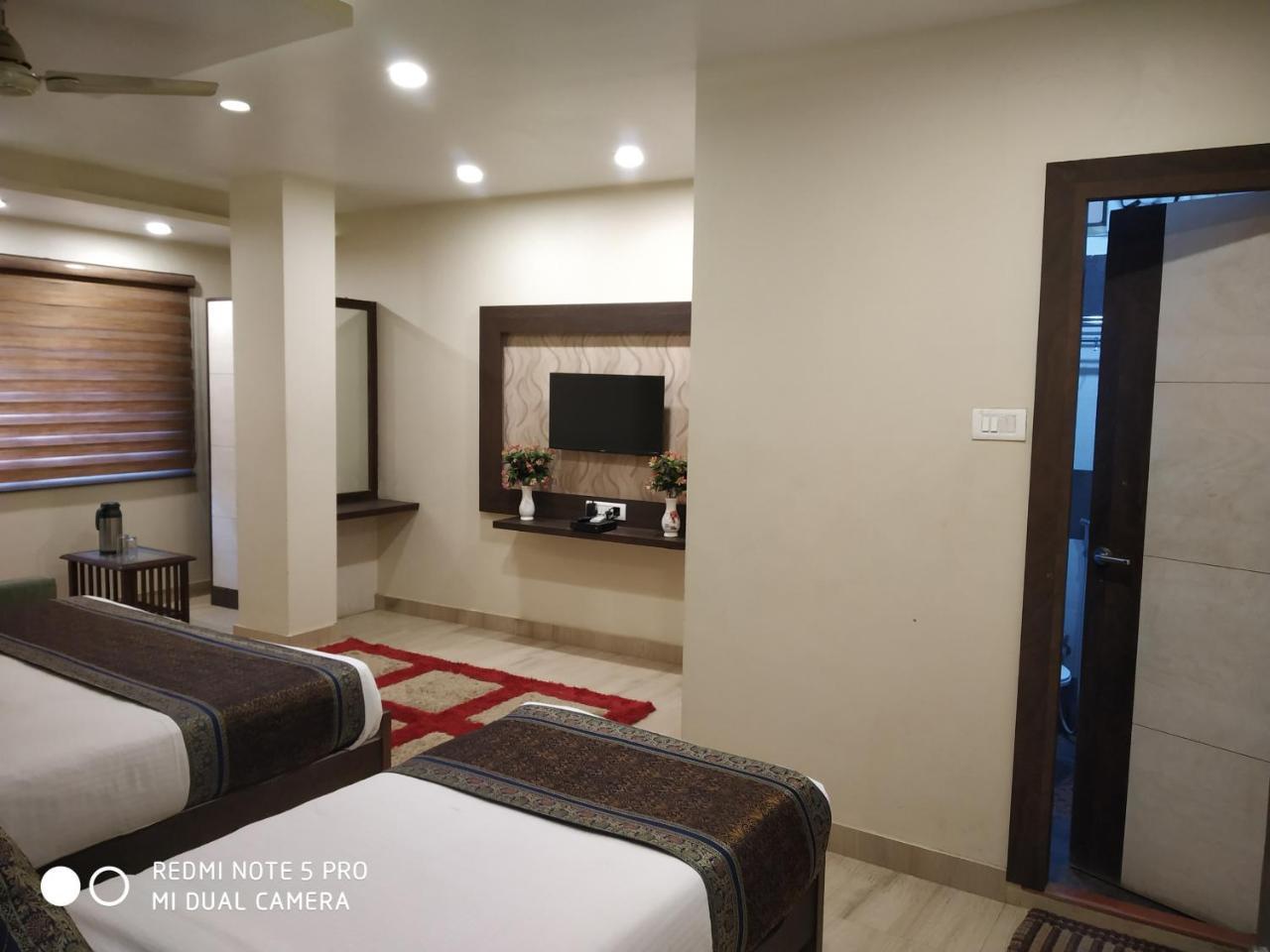 Hotel Aadesh Palace Varanasi Exterior photo
