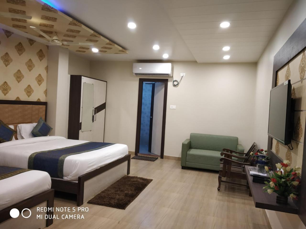 Hotel Aadesh Palace Varanasi Exterior photo