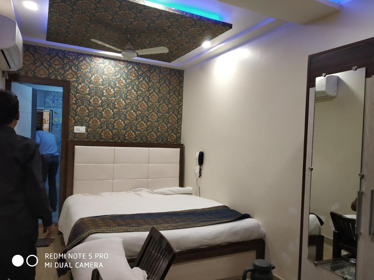 Hotel Aadesh Palace Varanasi Exterior photo