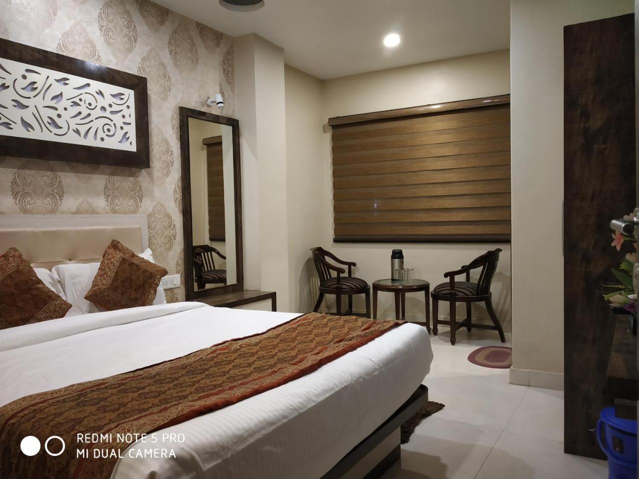 Hotel Aadesh Palace Varanasi Exterior photo