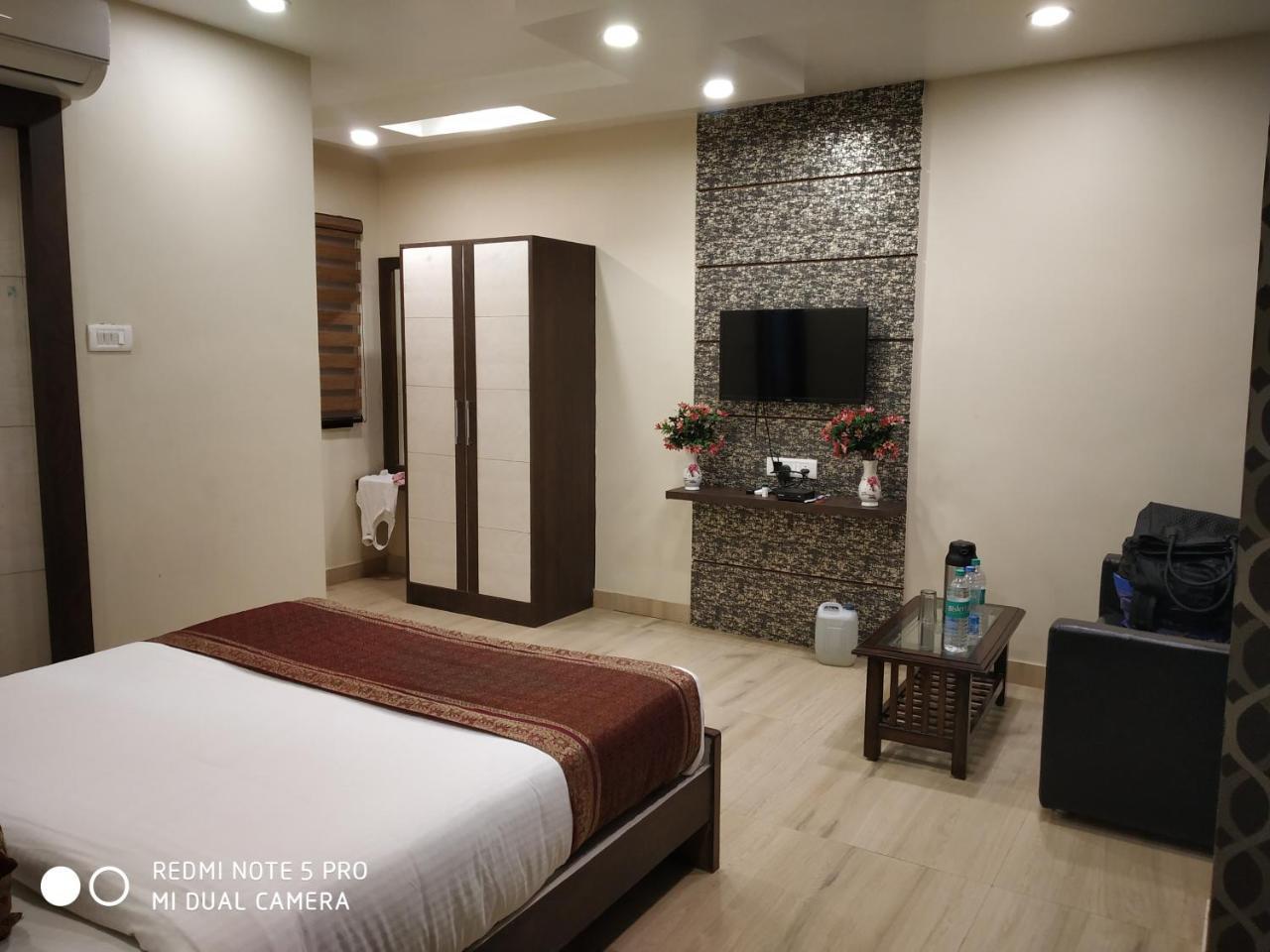 Hotel Aadesh Palace Varanasi Exterior photo