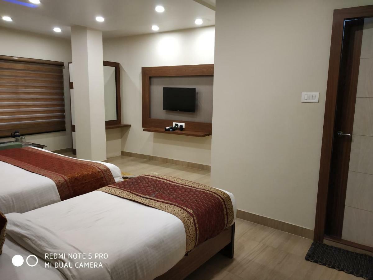 Hotel Aadesh Palace Varanasi Exterior photo