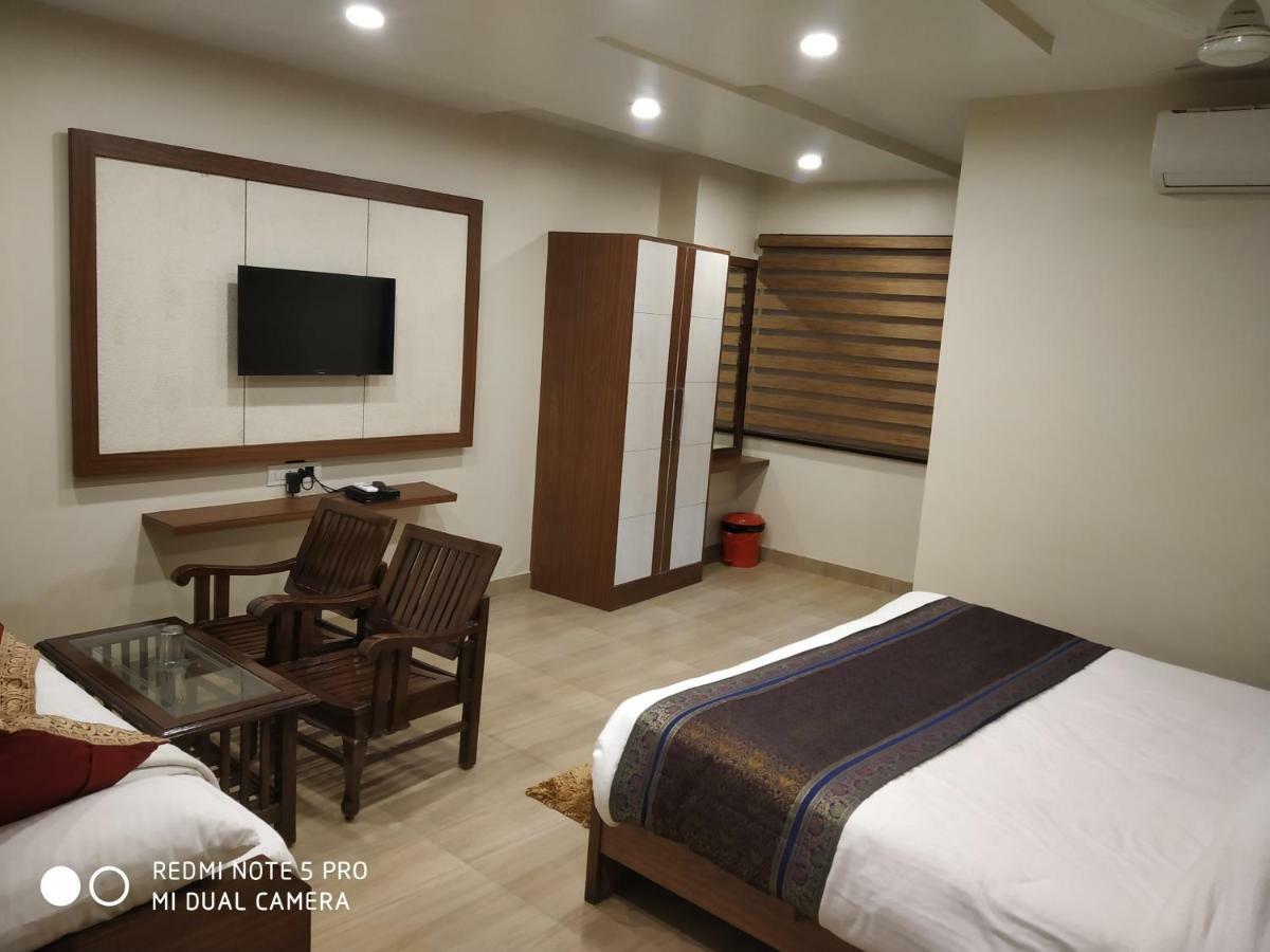 Hotel Aadesh Palace Varanasi Exterior photo