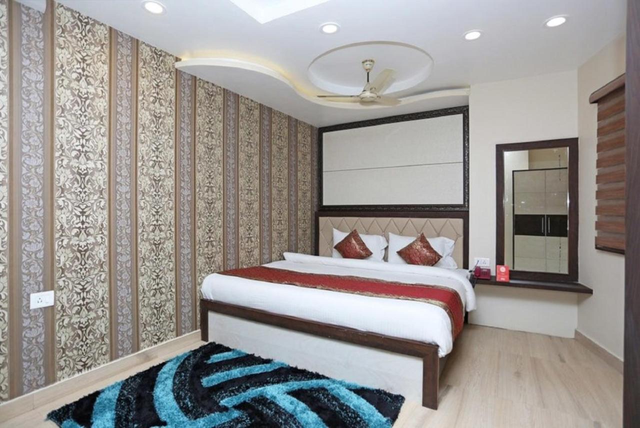 Hotel Aadesh Palace Varanasi Exterior photo