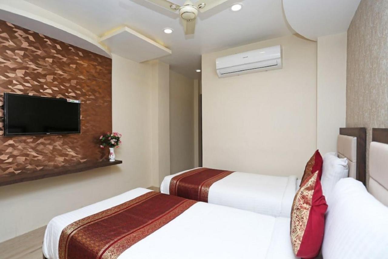 Hotel Aadesh Palace Varanasi Exterior photo