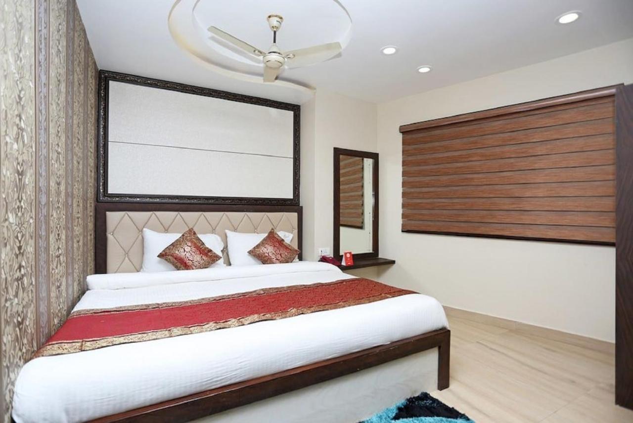 Hotel Aadesh Palace Varanasi Exterior photo