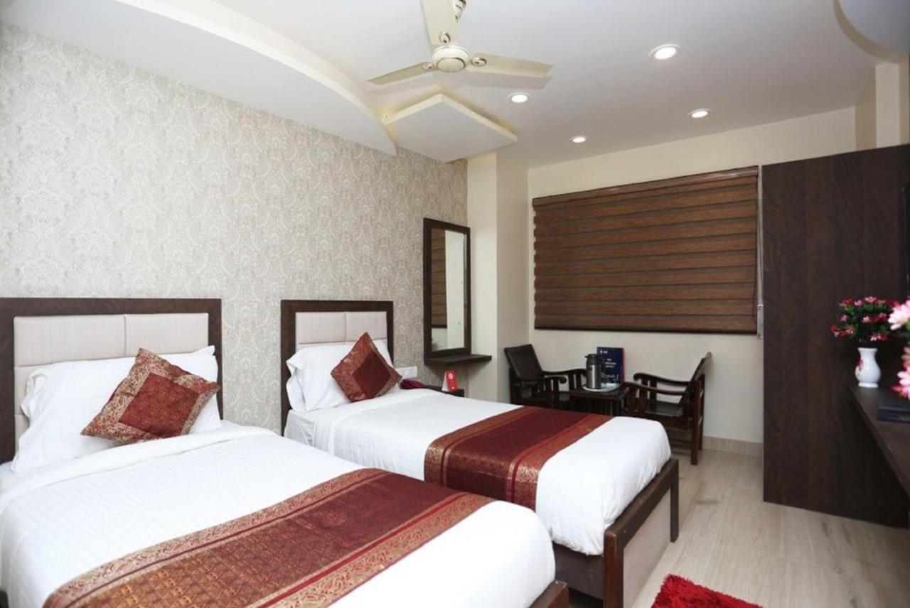 Hotel Aadesh Palace Varanasi Exterior photo